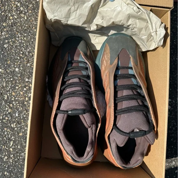 Yeezy 700 - Picture 3 of 5